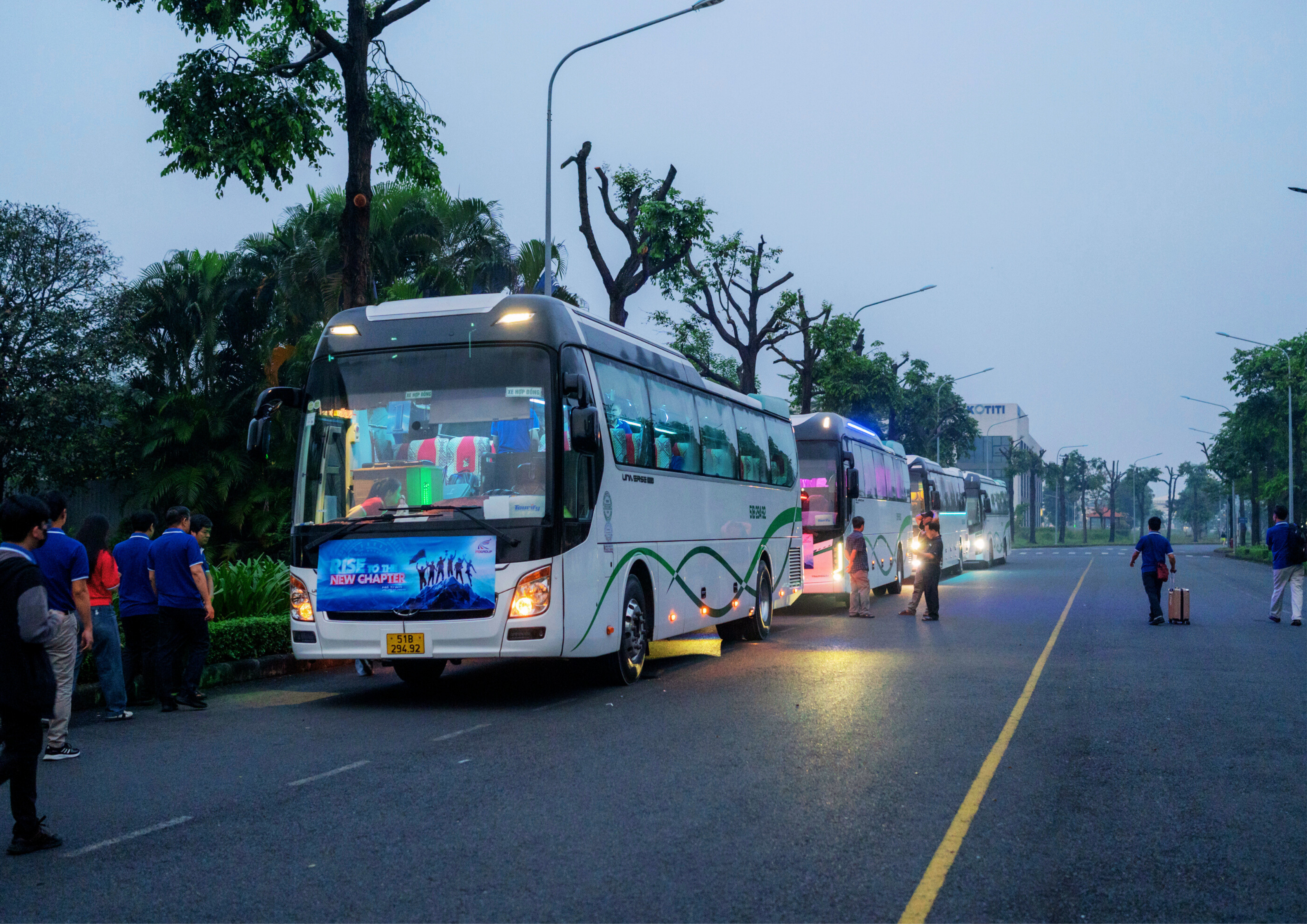 Đoàn xe đón các thành viên ITDG sẵn sàng xuất phát 